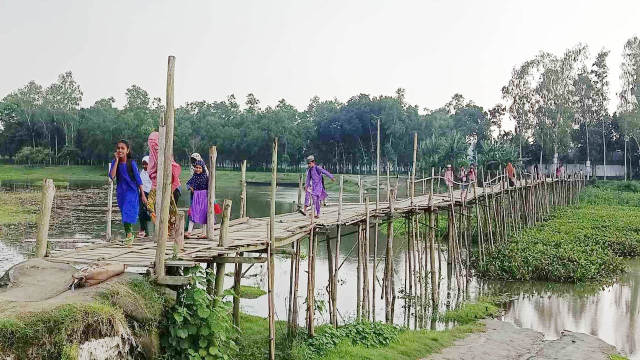 মাদারগঞ্জে যমুনার শাখা নদীতে সেতুর অভাবে ঝুঁকিপূর্ণ বাঁশের সাঁকোয় ১৫ গ্রামের ৫০ হাজার মানুষের যাতায়াত