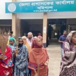 বরিশালের সাবেক জেলা প্রশাসকের বিরুদ্ধে দুর্নীতি ও অনিয়মের অভিযোগে ঝাড়ু মিছিল