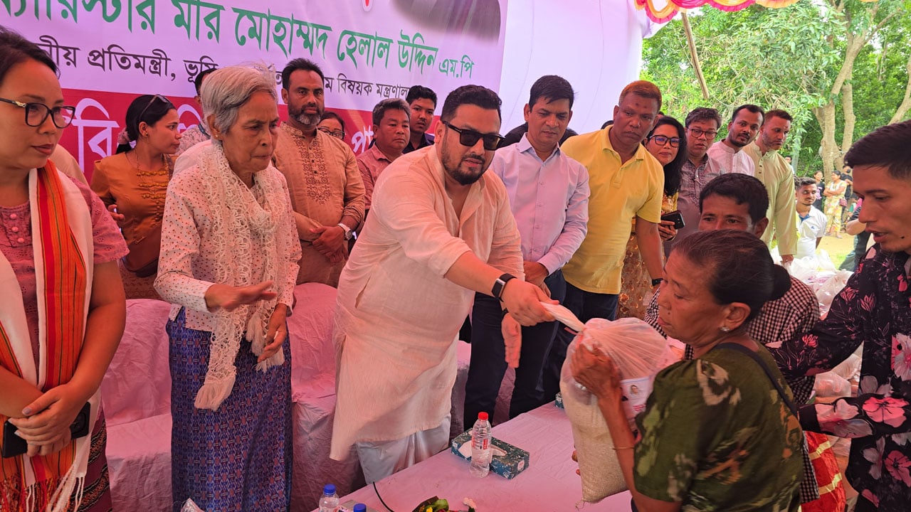 রোয়াংছড়ির বন্যায় ক্ষতিগ্রস্ত হাজার পরিবার পেল সরকারি ও দলীয় ত্রাণ সহায়তা