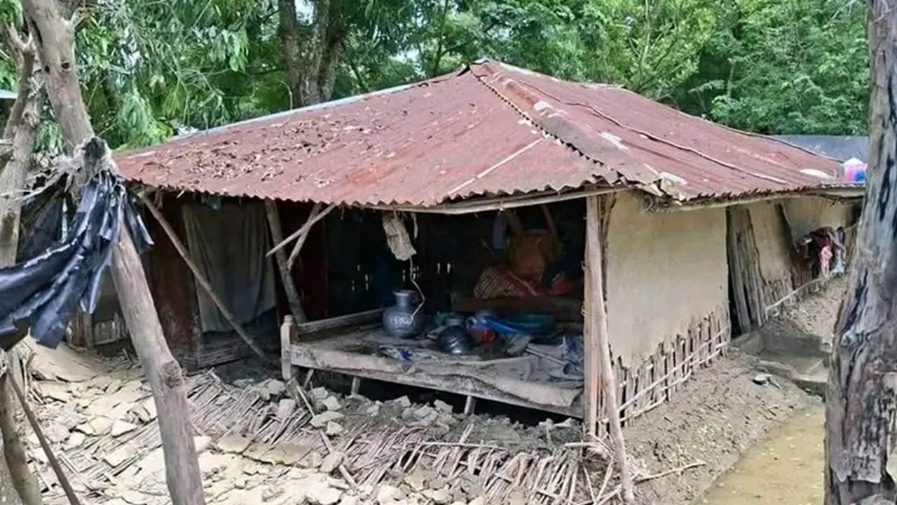 বাঁশখালীতে বন্যায় ক্ষতিগ্রস্তদের পুনর্বাসনে দীর্ঘসূত্রতা মানবেতর জীবনযাপন করছেন হাজারো পরিবার