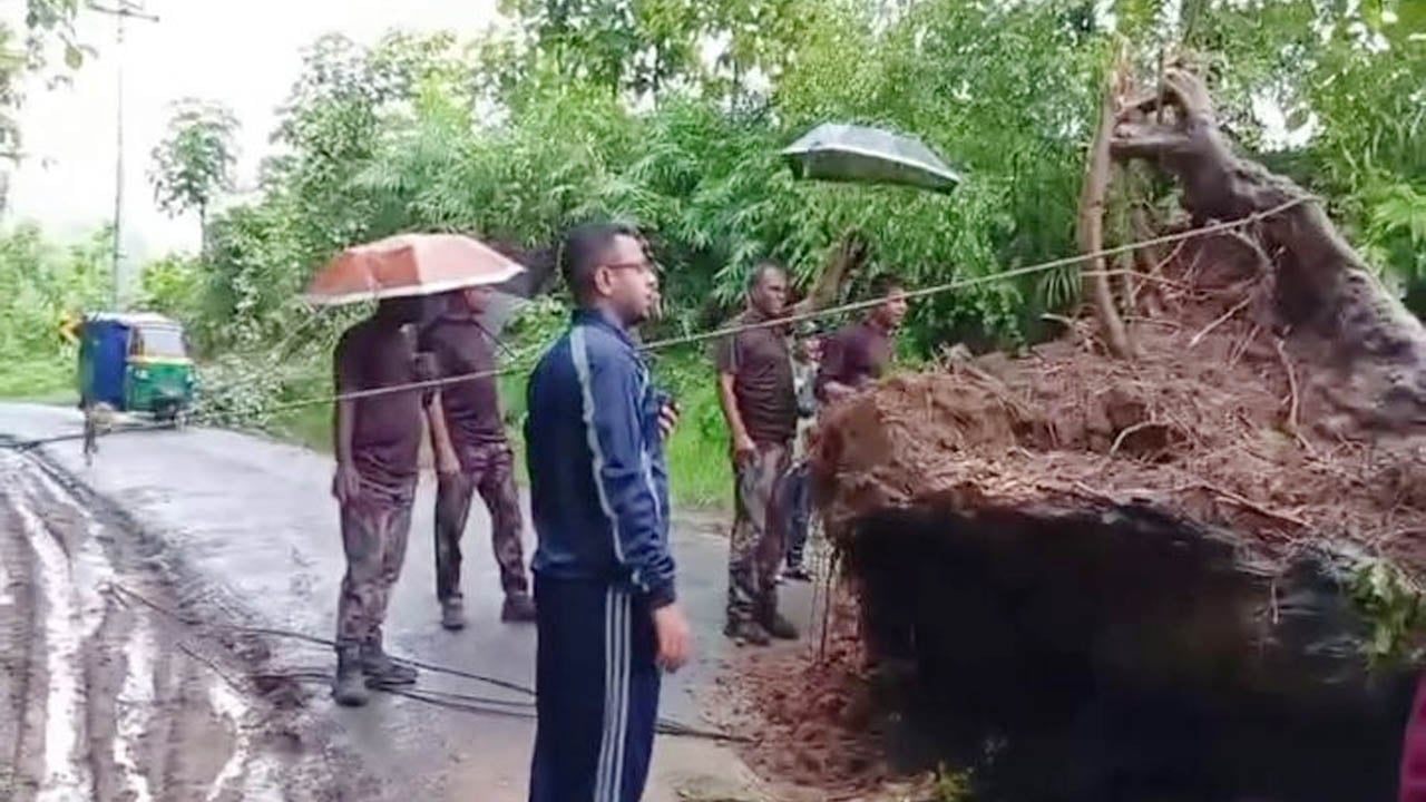 বান্দরবানে পাহাড় ধসে বিচ্ছিন্ন সড়ক যোগাযোগ স্বাভাবিক করতে বিজিবির তৎপরতা