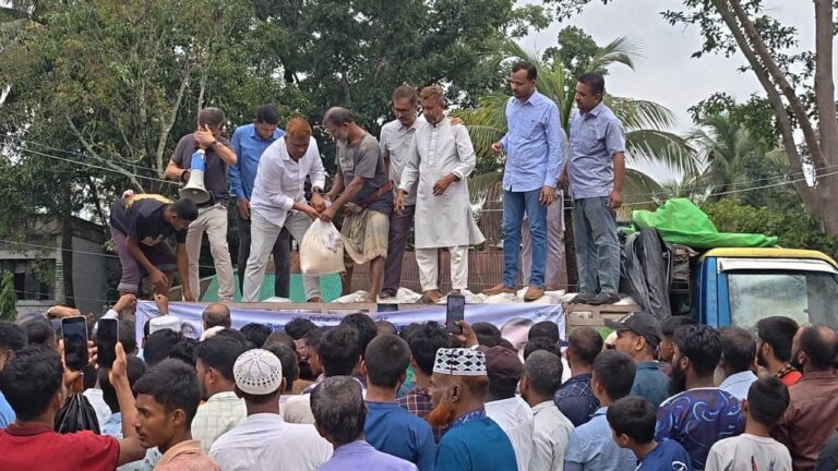 লামায় পাহাড়ি ঢল ও পাহাড়ধসে ক্ষতিগ্রস্ত দুই হাজার পরিবারের পাশে বিএনপি