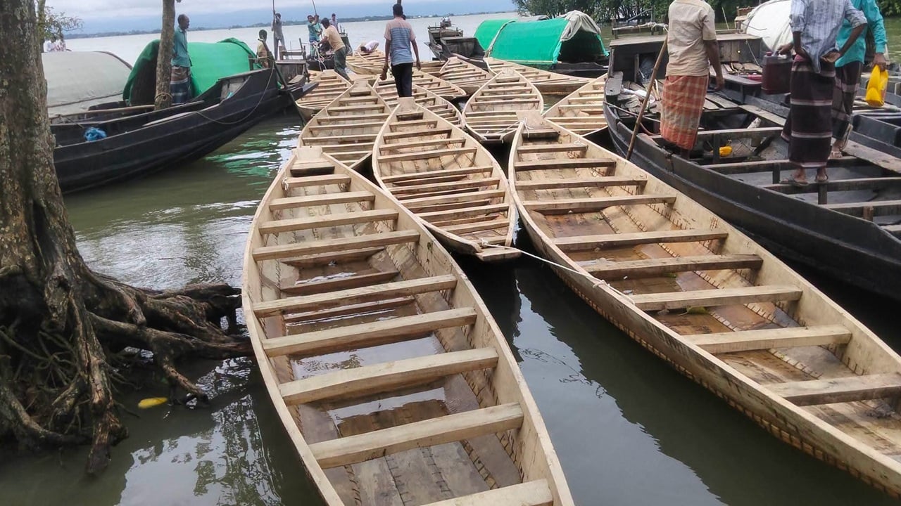 মধ্যনগরে হাওরের ১৬ প্রাথমিক বিদ্যালয়ে যাতায়াতের জন্য নৌকা বিতরণ