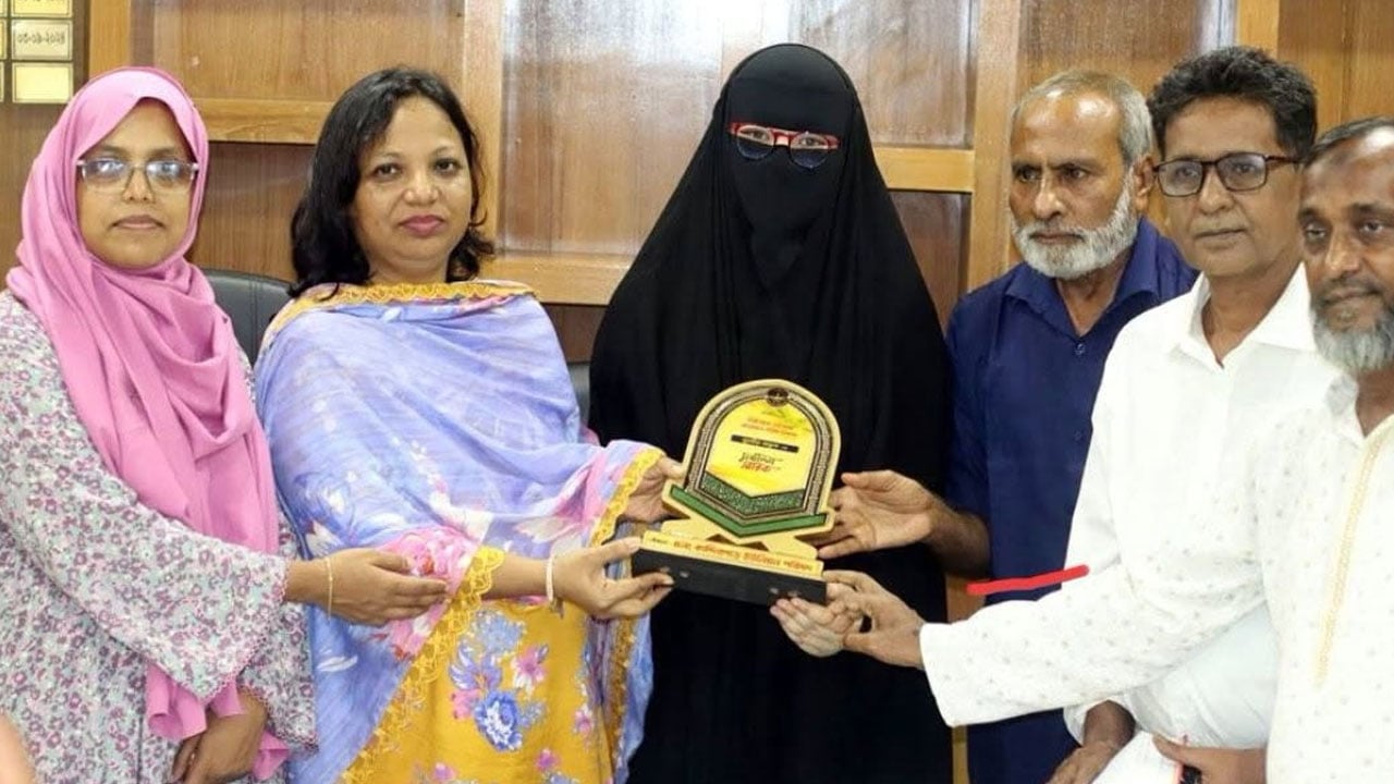 আট মাসে নিজ হাতে পবিত্র কুরআন লিখে অনন্য নজির গড়লেন কুমিল্লার সুরাইয়া জান্নাত