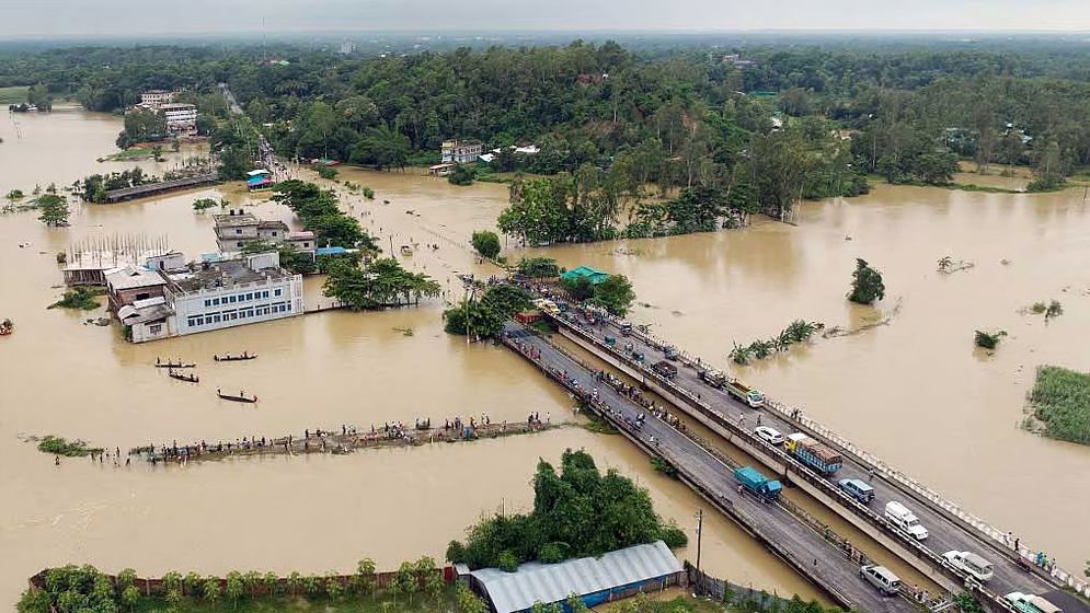 বন্যা ও পাহাড় ধসে মৃত ৪৪, ক্ষতিগ্রস্ত ১০ লক্ষাধিক মানুষ