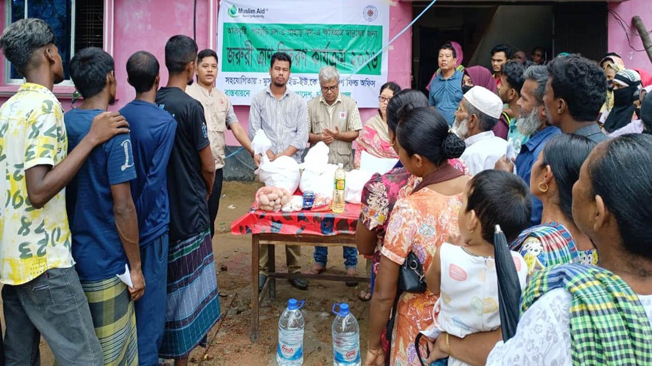লামায় পাহাড়ি ঢল ও পাহাড়ধসে ক্ষতিগ্রস্ত ৪০০ পরিবারের মাঝে মুসলিম এইড ও কারিতাসের ত্রাণ বিতরণ