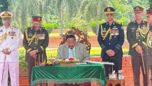 জাতীয় স্মৃতিসৌধে বীর শহীদদের প্রতি ভারপ্রাপ্ত রাষ্ট্রপতির শ্রদ্ধা নিবেদন