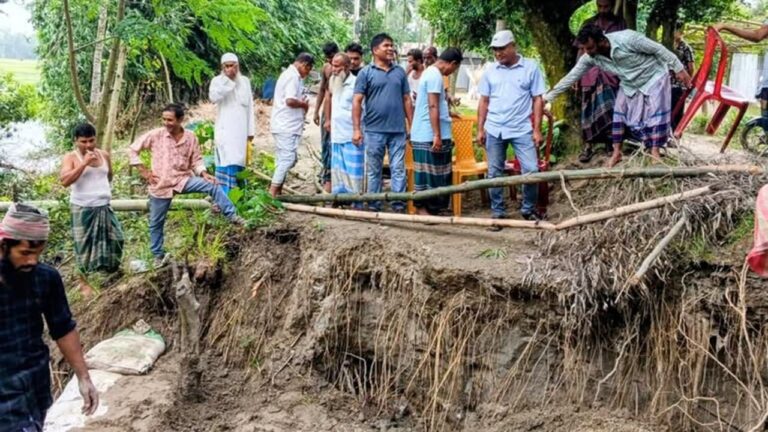 সরিষাবাড়ীতে বর্ষণজনিত সড়ক বিপর্যয় রোধে স্থানীয়দের নিজস্ব উদ্যোগে সংস্কারকাজ