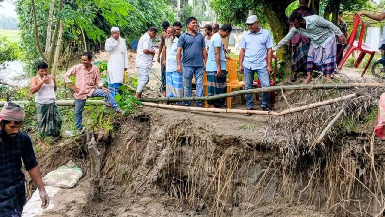 সরিষাবাড়ীতে বর্ষণজনিত সড়ক বিপর্যয় রোধে স্থানীয়দের নিজস্ব উদ্যোগে সংস্কারকাজ