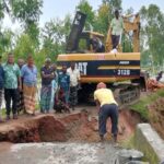 তারাগঞ্জে সরকারি উদ্যোগের অপেক্ষায় না থেকে স্বেচ্ছাশ্রমে সড়ক সংস্কারে এলাকাবাসী