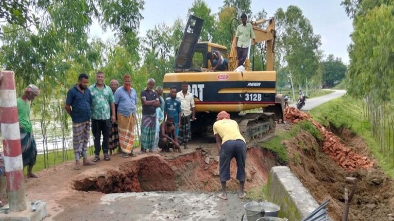 তারাগঞ্জে সরকারি উদ্যোগের অপেক্ষায় না থেকে স্বেচ্ছাশ্রমে সড়ক সংস্কারে এলাকাবাসী