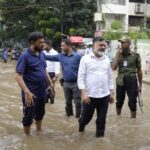 ভারী বর্ষণে ঢাকার বিস্তীর্ণ এলাকায় জলাবদ্ধতা নগরবাসীর দুর্ভোগ নিরসনে মাঠে ডিএনসিসি