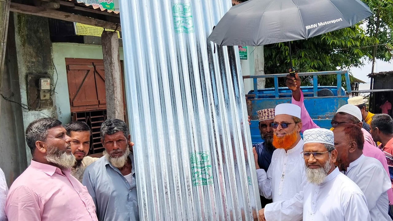 গাইবান্ধায় অসচ্ছল পরিবারের মাঝে ঢেউটিন বিতরণ করলেন সাংসদ আব্দুল করিম