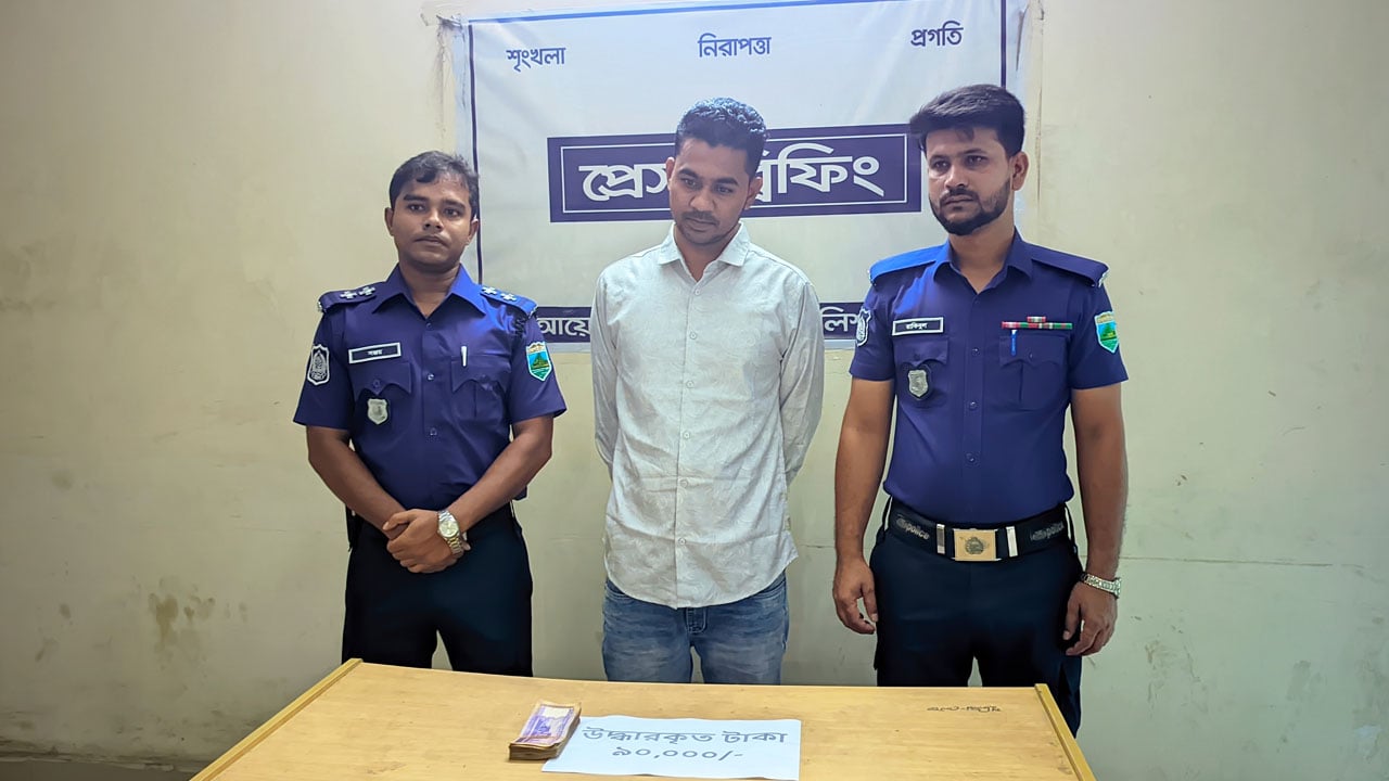 ঈশ্বরদীতে ডিবি পুলিশ পরিচয়ে মাছ ব্যবসায়ীর টাকা ছিনতাইয়ের মূল হোতা গ্রেপ্তার