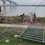 বেকুশিয়া সেতুর নিচে অবৈধ স্থাপনা উচ্ছেদে প্রশাসনের অভিযান