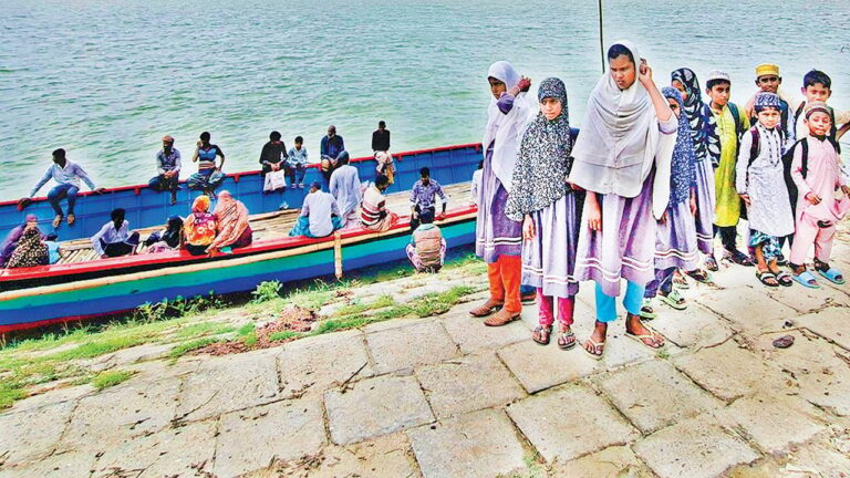রাজবাড়ীতে বর্ষায় নৌপথের ঝুঁকিতে চরাঞ্চলের দুই শতাধিক শিক্ষার্থীর শিক্ষা ব্যাহত