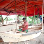 শিবচরে কর্মচঞ্চল নৌকা শিল্প টিকে থাকার লড়াইয়ে কারিগররা