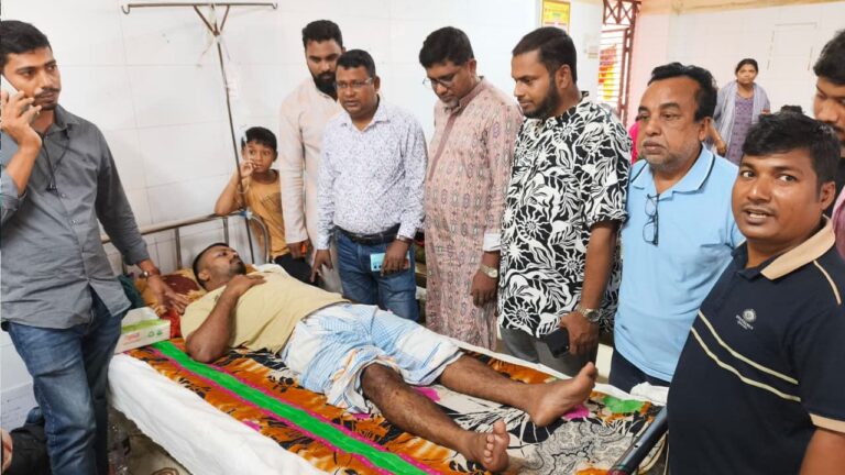 আহত সাংবাদিকের পাশে বরিশাল সাংবাদিক নির্যাতন প্রতিরোধ কমিটি