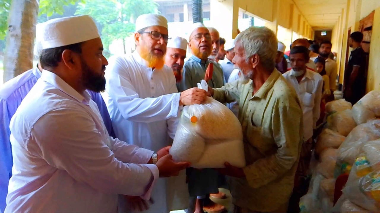 চকরিয়ায় বন্যার্তদের মাঝে জামায়াতে ইসলামীর ত্রাণ বিতরণ