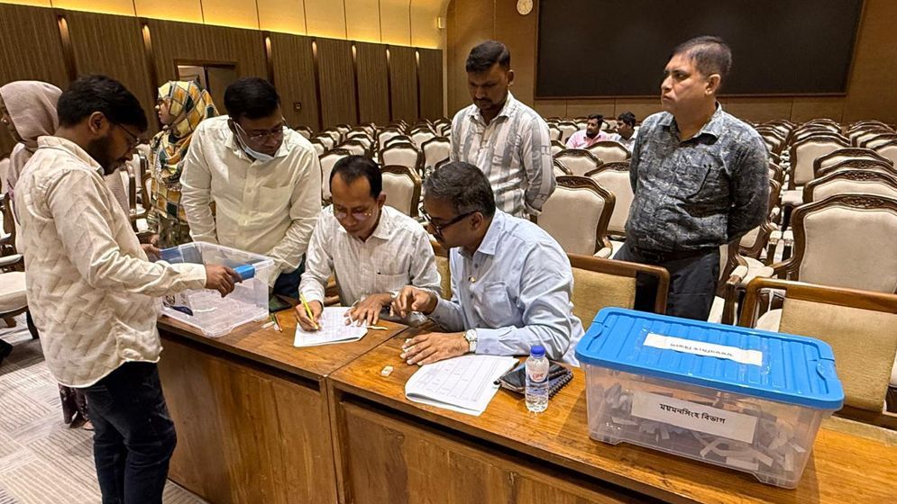 লটারির মাধ্যমে গণপূর্তের ৭৬৭ উপ-সহকারী প্রকৌশলীকে বদলি করে স্বচ্ছতার নজির