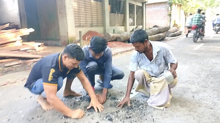 রংপুরে ৮৭ লক্ষাধিক টাকার সড়ক সংস্কারের ১৫ দিনেই বেহাল দশা স্থানীয়দের ক্ষোভ