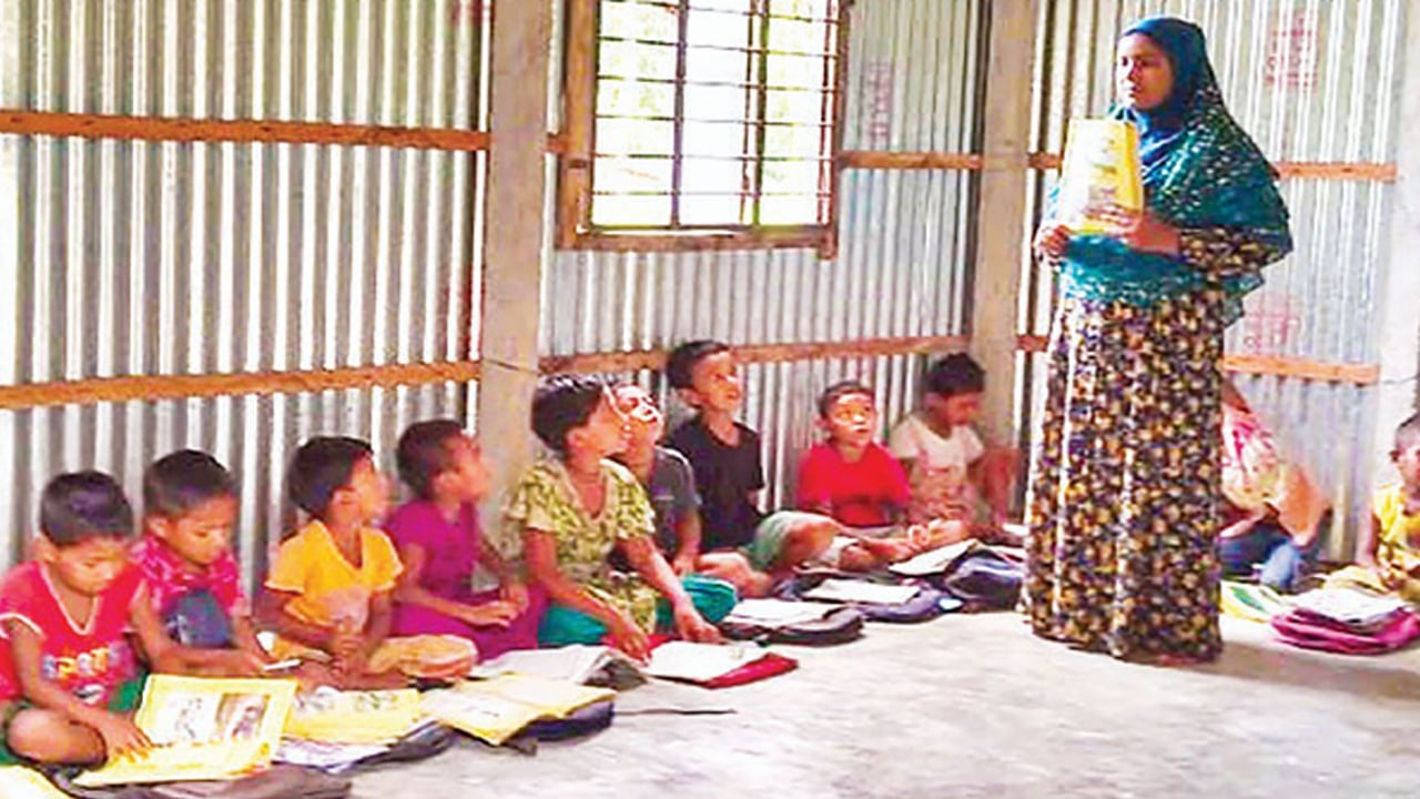 নতুন শ্রেণিকক্ষে পাঠদান শুরু হওয়ায় উচ্ছ্বসিত শিক্ষার্থীরা