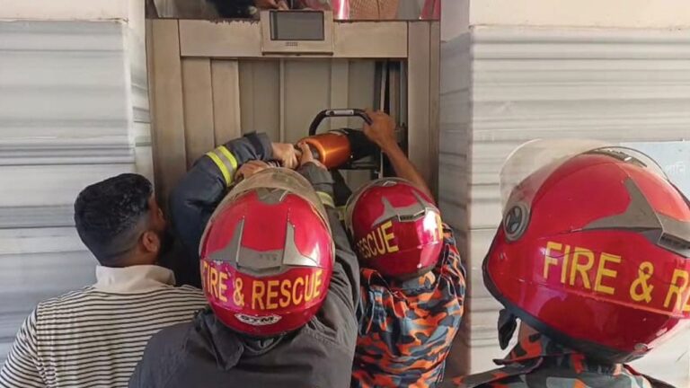 নেত্রকোনায় লিফটে আটকা পড়া সাত শিক্ষার্থীকে উদ্ধার করেছে ফায়ার সার্ভিস