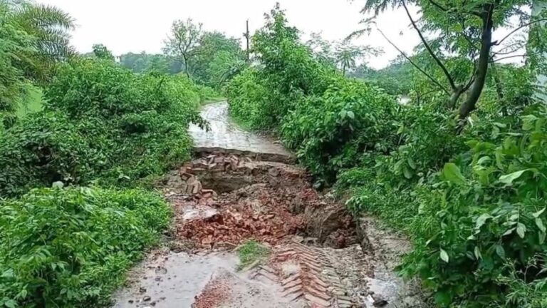চুয়াডাঙ্গায় টানা বর্ষণে জলমগ্ন জনপদ ও ঝুঁকিপূর্ণ সড়ক ব্যবস্থার বেহাল দশা