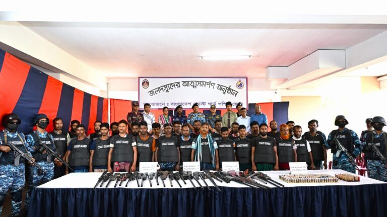 অস্ত্রসহ কোস্ট গার্ডের কাছে ছোট জাহাঙ্গীর বাহিনীর ২৭ দস্যুর আত্মসমর্পণ