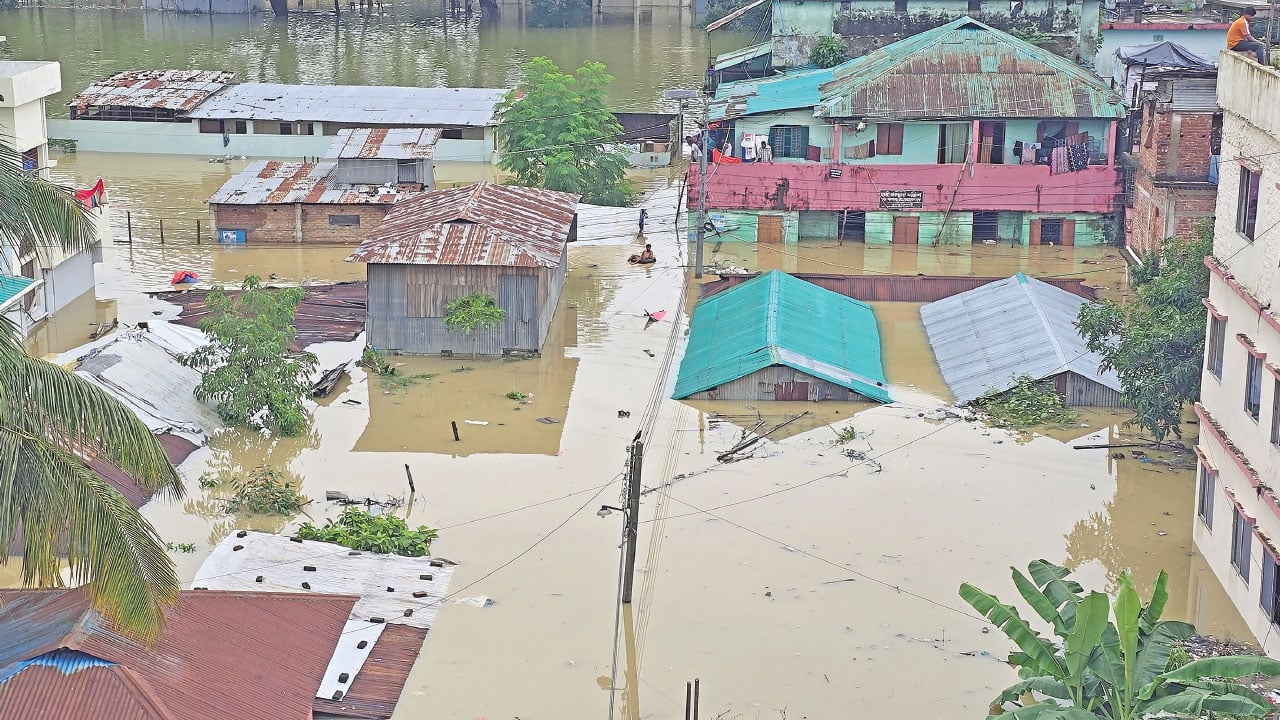 পাহাড়ি ঢল ও বন্যায় বিচ্ছিন্ন বান্দরবান, পানিবন্দি হাজারো মানুষ