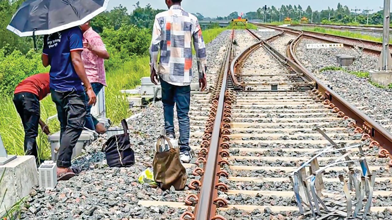 ঢাকা-ভাঙ্গা রেলপথে যন্ত্রাংশ চুরির মহোৎসব, বাড়ছে বড় দুর্ঘটনার ঝুঁকি