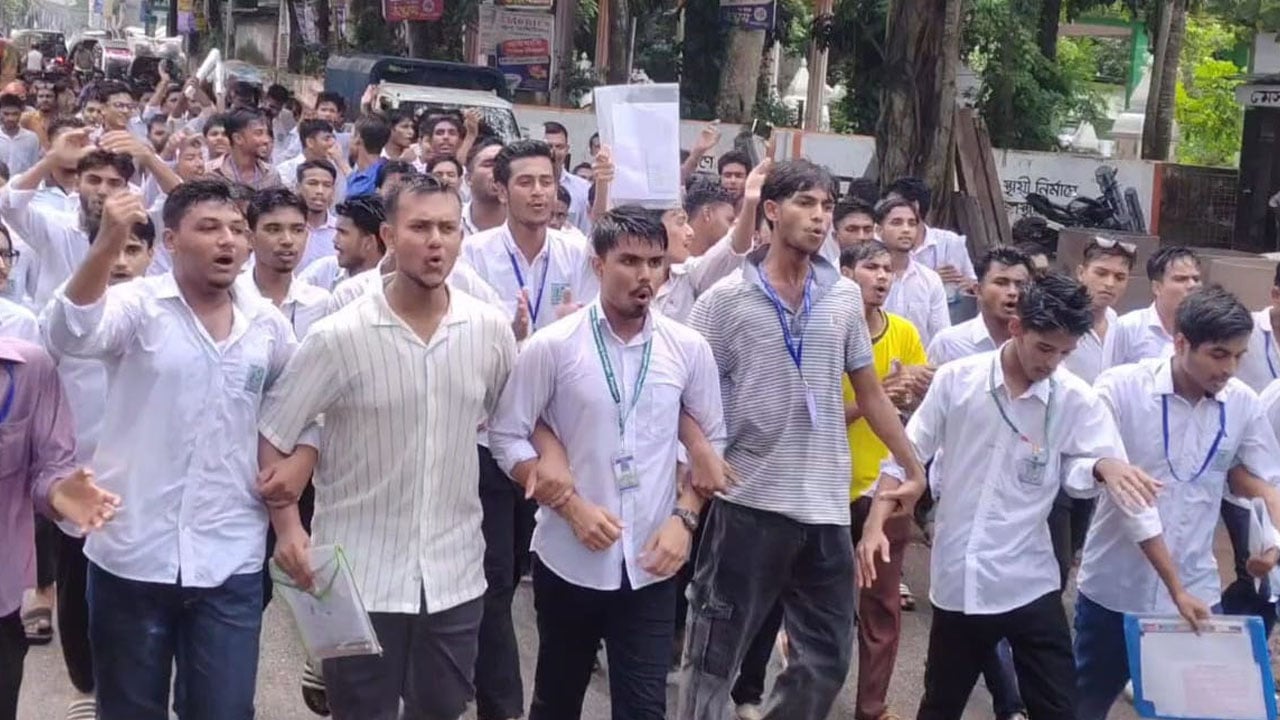 শিক্ষামন্ত্রীর পদত্যাগের দাবিতে পিরোজপুরে শিক্ষার্থীদের বিক্ষোভ ও সড়ক অবরোধ