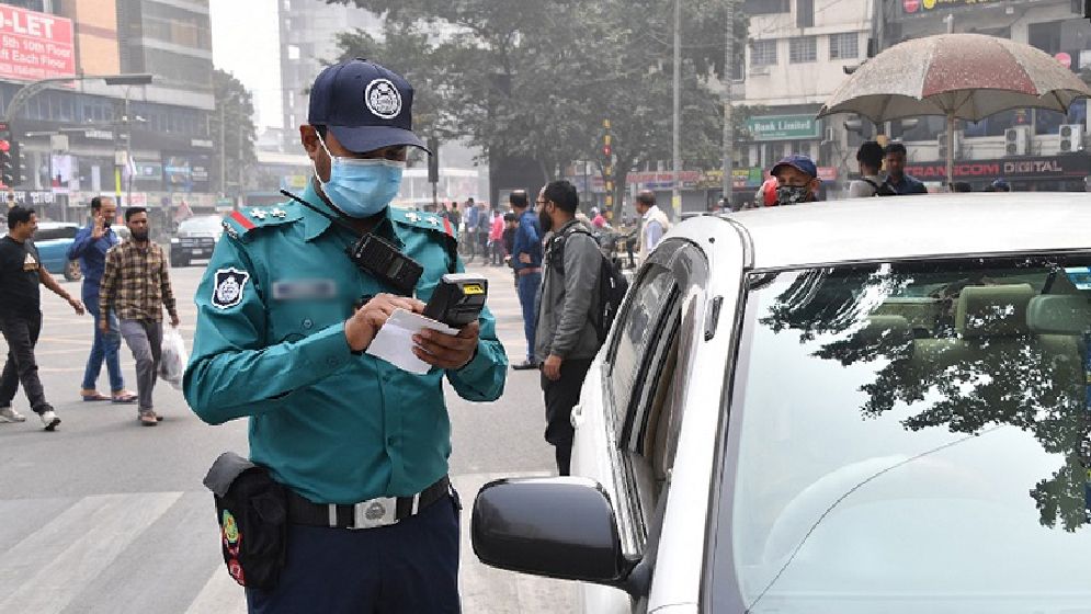 রাজধানীতে ট্রাফিক আইন অমান্যকারীদের বিরুদ্ধে ডিএমপির ২২৪০ মামলা