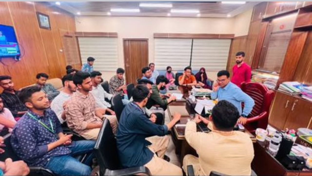 পাঁচ দফা দাবিতে নরসিংদীতে এইচএসসি পরীক্ষার্থীদের জেলা প্রশাসকের কাছে স্মারকলিপি প্রদান