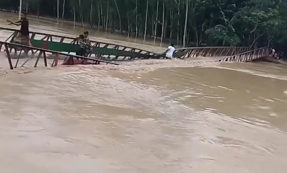 নালিতাবাড়ীতে পাহাড়ি ঢলের তোড়ে স্টিল সেতু বিলীন, অল্পের জন্য রক্ষা পেলেন চারজন