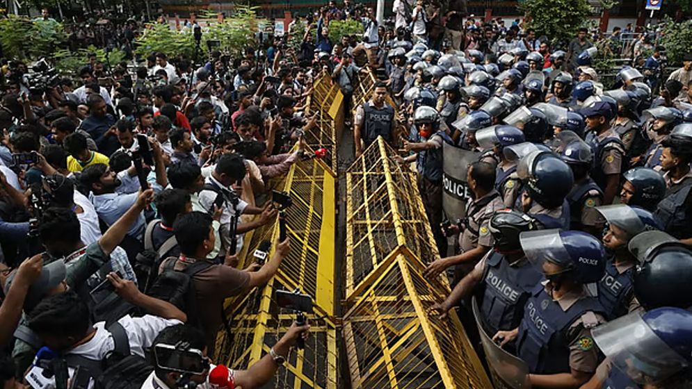 শিক্ষামন্ত্রীর পদত্যাগের দাবিতে শিক্ষার্থীদের লংমার্চ ও শিক্ষা ভবনের সামনে অবস্থান