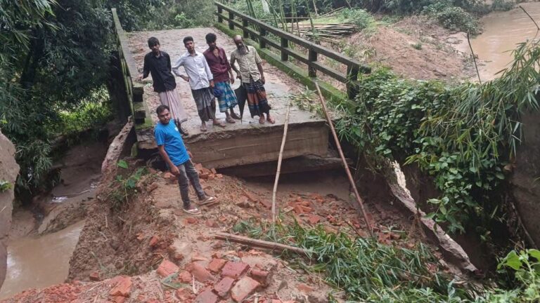 লামায় পাহাড় ধস ও পাহাড়ি ঢলে ছয় গ্রামের যোগাযোগ বিচ্ছিন্ন জনদুর্ভোগ চরমে