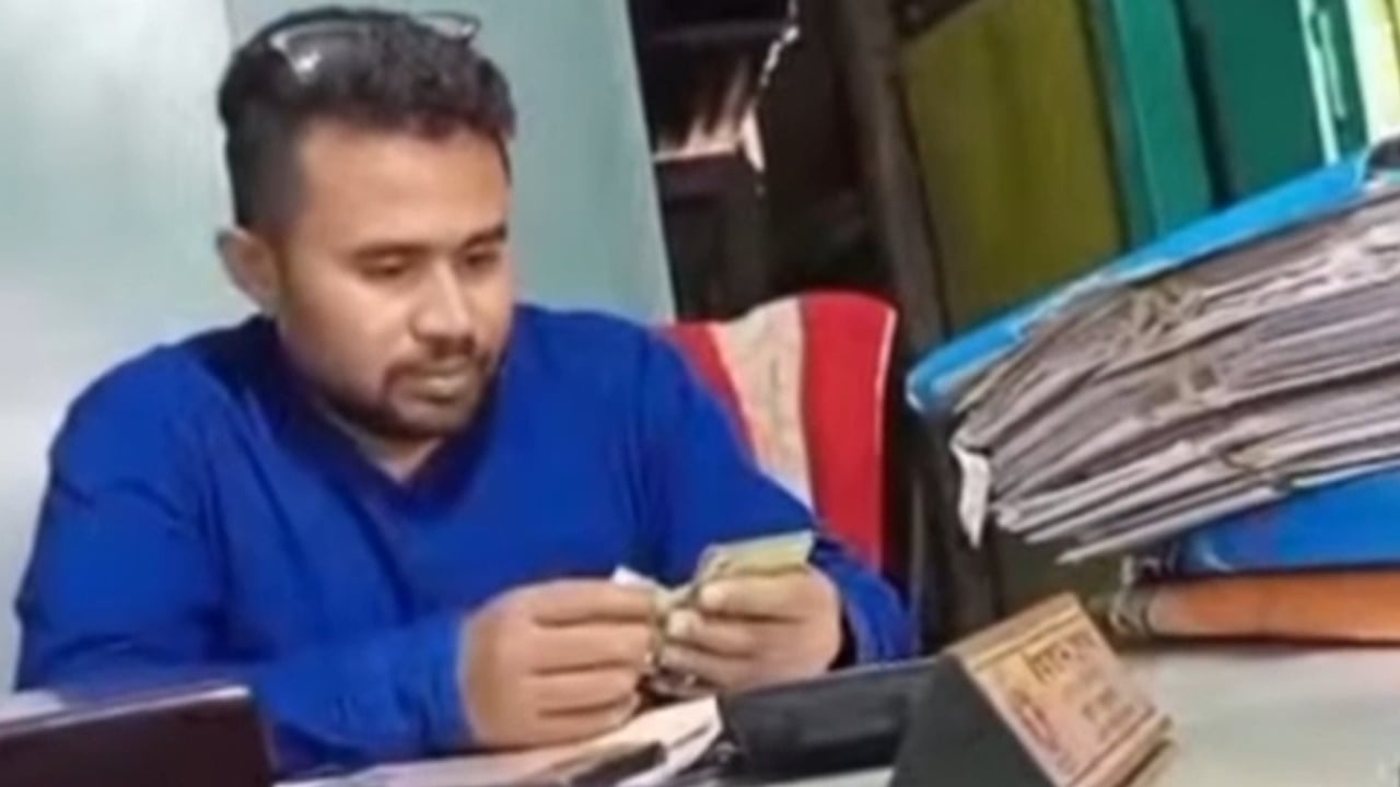 ঘুষ গ্রহণের ভিডিও ভাইরাল, সাময়িক বরখাস্ত সাতৈর ইউনিয়ন ভূমি অফিসের কর্মকর্তা