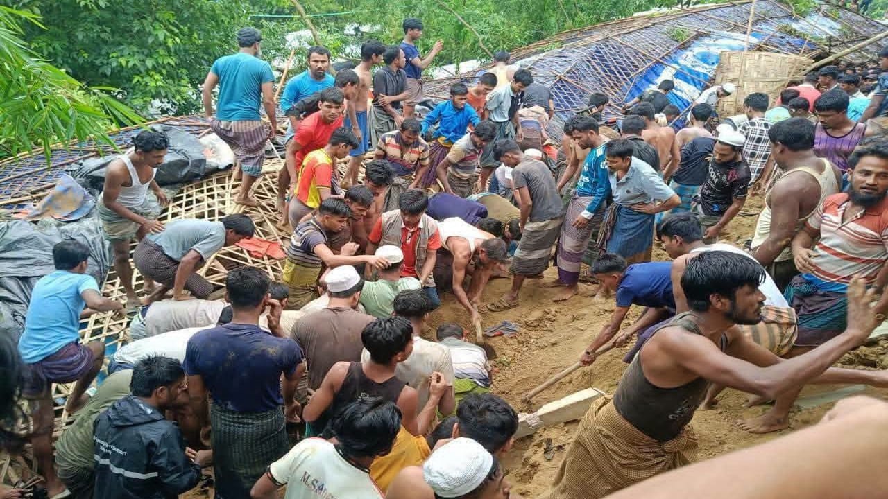 উখিয়ায় পাহাড় ধসে মাদরাসা চাপা পড়ে ৫ রোহিঙ্গার মৃত্যু উদ্ধার তৎপরতা অব্যাহত