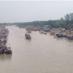 বৈরী আবহাওয়া ও অবৈধ ট্রলিংয়ে বিপর্যস্ত কুয়াকাটার মৎস্য খাত চরম সংকটে হাজারো জেলে পরিবার