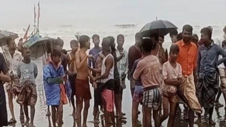 টেকনাফে রোহিঙ্গা বহনকারী নৌকাডুবিতে ১৮ জন উদ্ধার, নিখোঁজ সাত