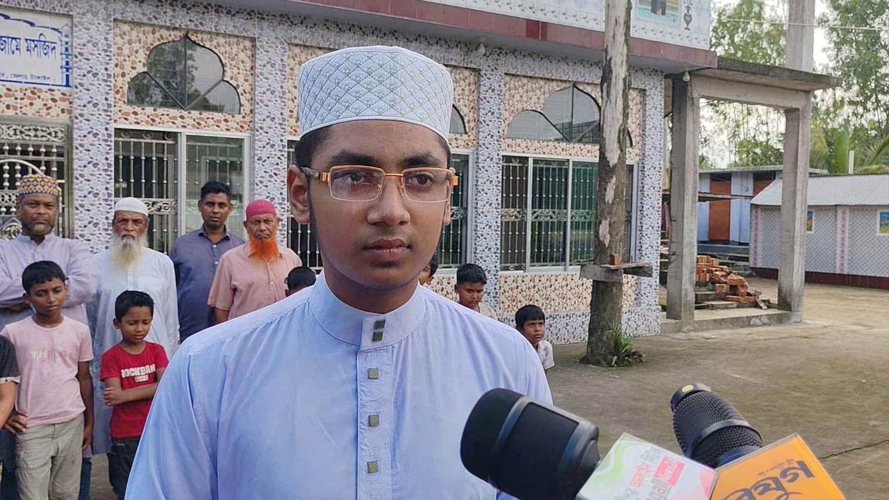 বিশ্বের সব দেশের নাম এক মিনিটে আয়ত্ত করে বিস্ময় সৃষ্টি করেছেন মাদরাসাছাত্র ইসমাইল