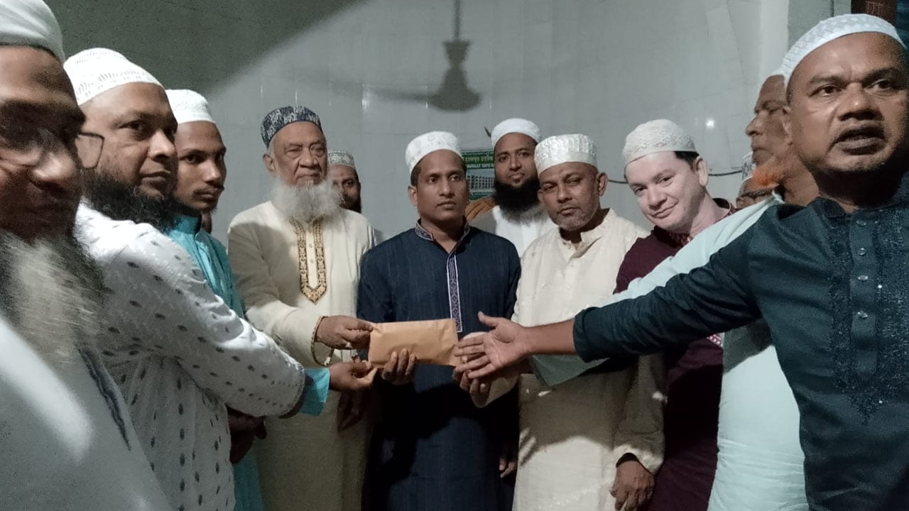 তজুমদ্দিনে অসুস্থ ইমামকে এক লাখ টাকা আর্থিক সহায়তা প্রদান