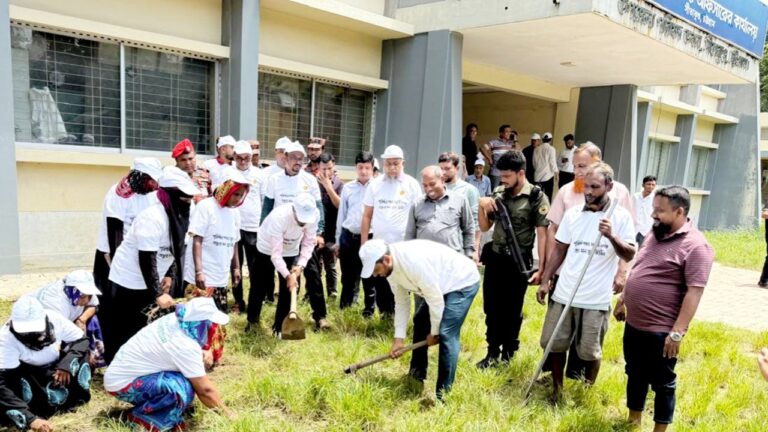 সীতাকুণ্ডে মশাবাহিত রোগ প্রতিরোধে উপজেলা প্রশাসনের পরিচ্ছন্নতা অভিযান শুরু