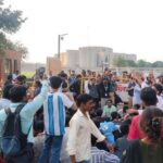 এইচএসসি পরীক্ষা নিয়ে জটিলতা ও অব্যবস্থাপনায় শিক্ষামন্ত্রীর পদত্যাগ দাবিতে শিক্ষার্থীদের সংসদ ভবন অভিমুখে অবস্থান