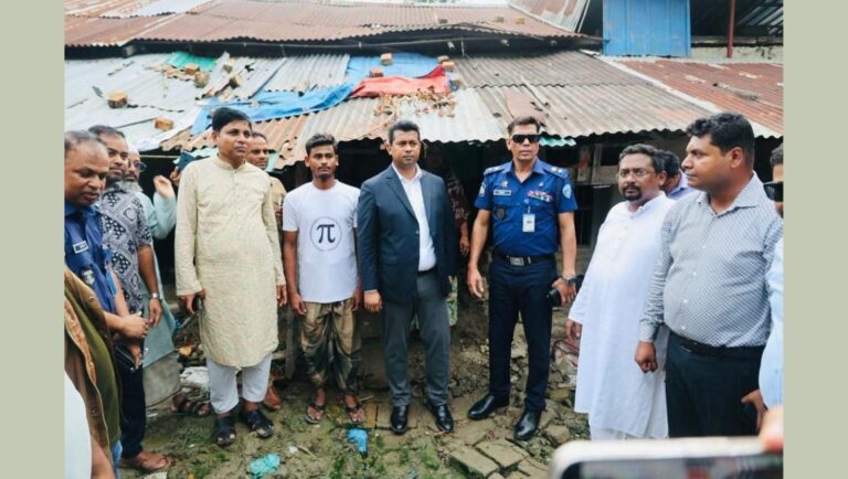 বাঁশখালীতে বন্যায় ক্ষতিগ্রস্তদের জন্য দ্রুত নতুন ঘর নির্মাণের আশ্বাস জেলা প্রশাসকের