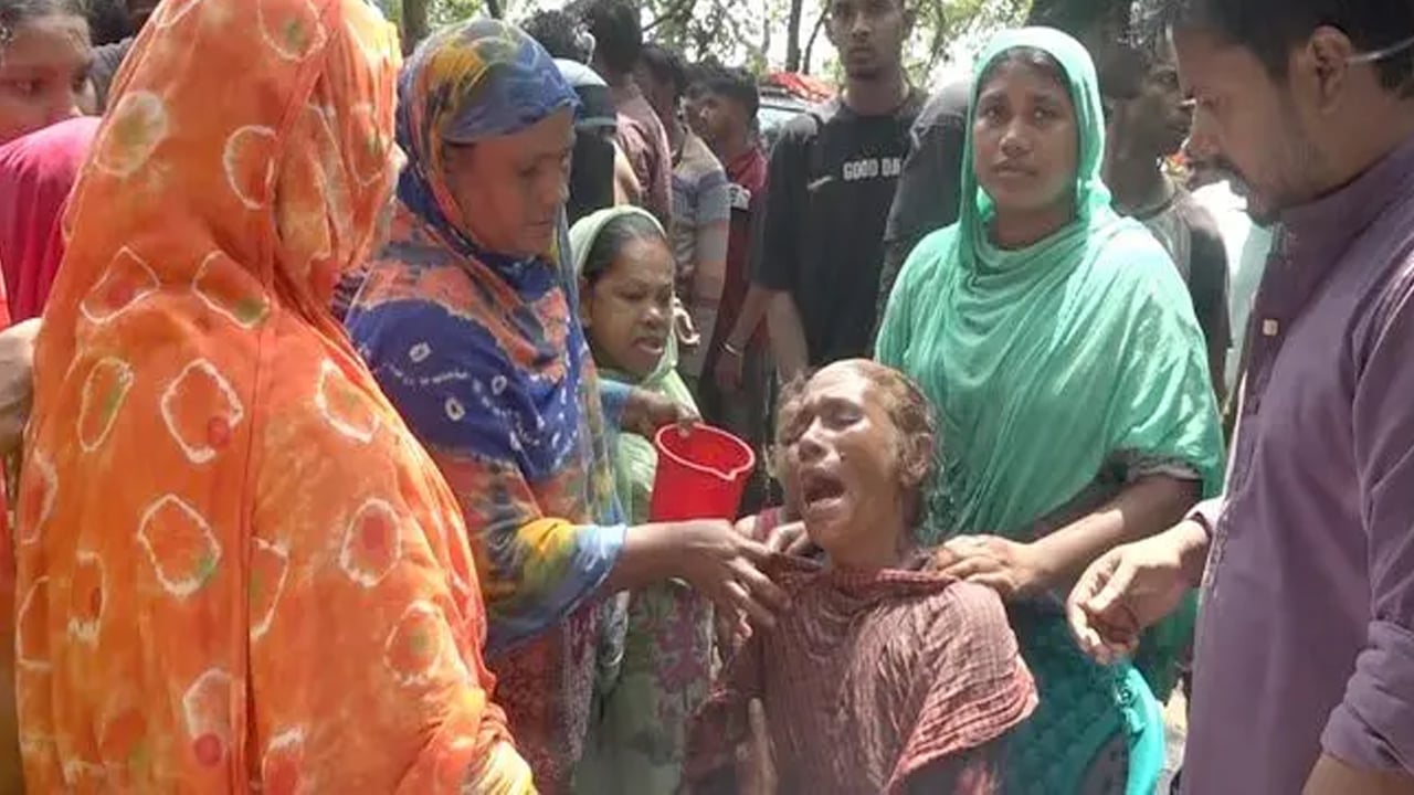 রাজশাহীতে পদ্মা নদীতে নৌকাডুবিতে বাবা ও ছেলের সলিল সমাধি নিখোঁজদের উদ্ধারে অভিযান অব্যাহত