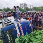 মেহেরপুরে নিয়ন্ত্রণ হারিয়ে ডোবায় বাস, আহত ১০