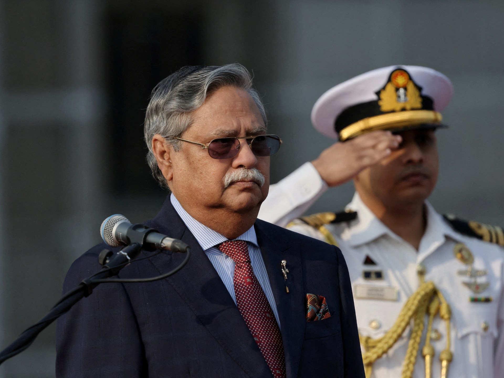 শারীরিক অসুস্থতার কারণ দেখিয়ে রাষ্ট্রপতির পদত্যাগ