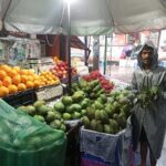 অবিরাম বর্ষণ ও জলাবদ্ধতায় স্থবির রাজধানীর জনজীবন, ক্ষুদ্র ব্যবসায়ীদের আয় তলানিতে